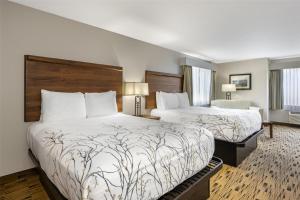 a hotel room with two beds and a desk at Best Western Plus Columbia River Inn in Cascade Locks +40 photos