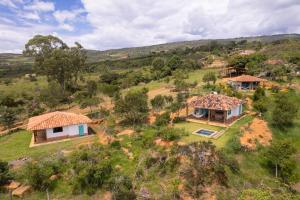 una vista aérea de dos casas en una colina en Buratá Haus Hotel Boutique, en Barichara