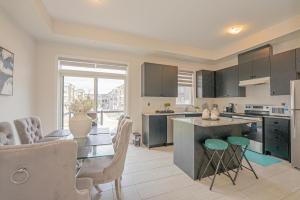Dapur atau dapur kecil di Luxury Comfort in Vaughan