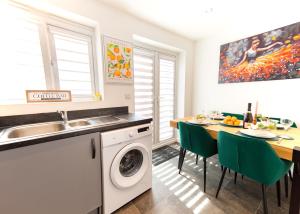 Kuchyň nebo kuchyňský kout v ubytování Bright and Stylish 3-bed House - Families and Contractors - Near Coventry Arena and M6