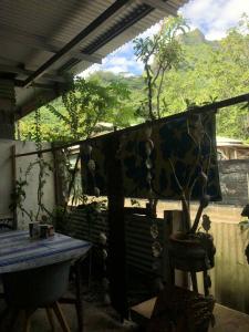 波拉波拉Chez Hina no Pacifica的一间设有桌子和盆栽的房间 更多9张照片