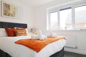 Postel nebo postele na pokoji v ubytování Bright and Stylish 3-bed House - Families and Contractors - Near Coventry Arena and M6 + 13 fotografií