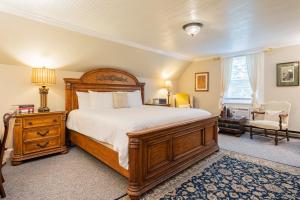 クレイトンにあるMagnolia Innのベッドルーム(大型木製ベッド1台、椅子付)