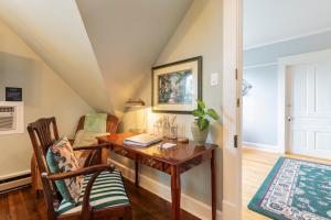 クレイトンにあるMagnolia Innのホームオフィス(デスク、椅子付) +49枚の写真