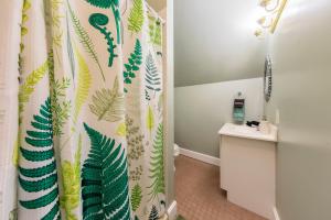 クレイトンにあるMagnolia Innのバスルーム(シャワーカーテン、シンク付)