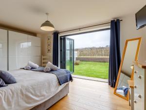 Postel nebo postele na pokoji v ubytování 3 Bed in Westward Ho 48845
