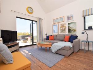 TV a/nebo společenská místnost v ubytování 4 Bed in Westward Ho 75358 + 14 fotografií