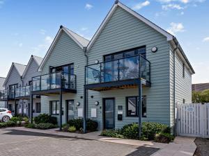 Un edificio con balcones a los lados. en 2 Bed in Westward Ho 91748, en Northam