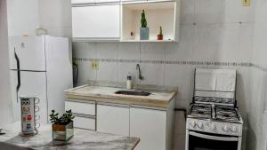 Η κουζίνα ή μικρή κουζίνα στο Apartamento com estacionamento no local +7 φωτογραφίες