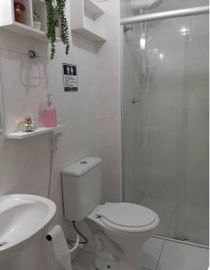 Ένα μπάνιο στο Apartamento com estacionamento no local