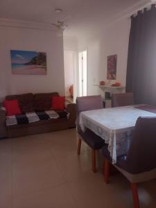 a living room with a couch and a table at Apto-VOG-Ilheus in Ilhéus