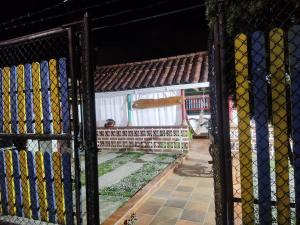 - une vue à travers la porte d'une maison dans l'établissement El Refugio, à Guatapé