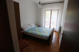 プナトにあるApartments by the sea Punat, Krk - 24811の窓のある部屋にベッドがある寝室