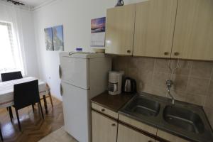 Nhà bếp/bếp nhỏ tại Apartments by the sea Punat, Krk - 24811 +8 ảnh