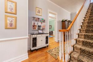 クレイトンにあるMagnolia Innの白い壁の家の階段