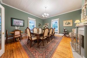 クレイトンにあるMagnolia Innのテーブルと椅子のあるダイニングルーム