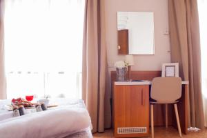 A bed or beds in a room at Hotel Ares Milano