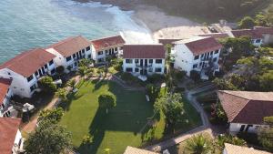 - une vue aérienne sur une maison à côté de l'océan dans l'établissement Ocean Front Apartment in Buzios Praia Caravelas, à Búzios