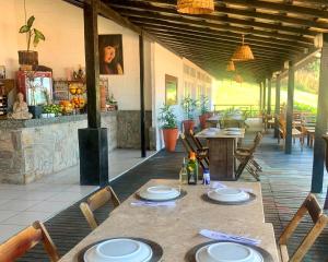 - un restaurant avec une table et des assiettes dans l'établissement Ocean Front Apartment in Buzios Praia Caravelas, à Búzios