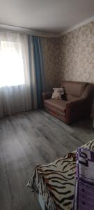 a living room with a couch and a window at Bugazik in Karolino-Buhaz