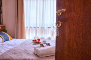 A bed or beds in a room at Hotel Ares Milano