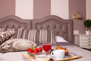 A bed or beds in a room at Hotel Ares Milano