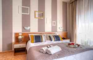 A bed or beds in a room at Hotel Ares Milano