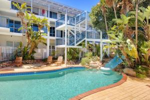 パースにあるLuxury Lagoon Ocean Escape - 2br Sofabed Sleep 6!の建物の前にプールがあるホテル