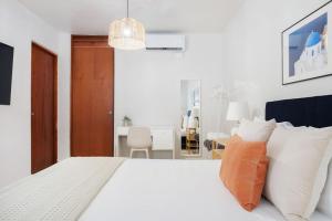 Postel nebo postele na pokoji v ubytování Ocean Park 1BD 1BA Pool Walk to beach -Santorini 7