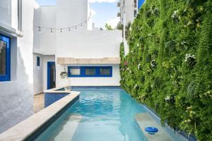 Bazén v ubytování Ocean Park 1BD 1BA Pool Walk to beach -Santorini 7 nebo v jeho okolí