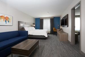 Una televisión o centro de entretenimiento en Holiday Inn Express Hotel & Suites Swift Current by IHG