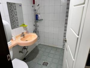 une petite salle de bain avec un lavabo et un miroir dans l'établissement J Motel, à Boryeong 16 autres photos