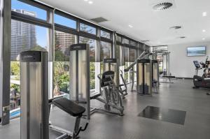Fitness centrum a/nebo fitness zařízení v ubytování Ocean View Spa Apartment in Q Tower