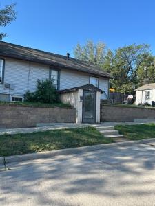 吉列Slightwork的石墙和门的房子