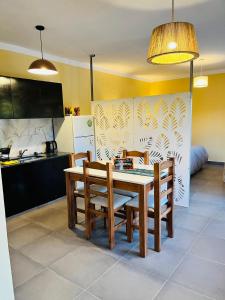 a kitchen with a dining room table and chairs at Patta Tickan in El Peñón