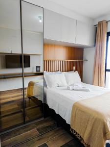 サンパウロにあるLoft 12º City Viewのベッドルーム(ベッド2台、テレビ付)