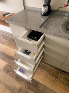 サンパウロにあるLoft 12º City Viewのキッチン(白い引き出し付きカウンター付)