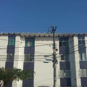 a building with solar panels on the side of it at Quarto em apartamento no cabula in Salvador