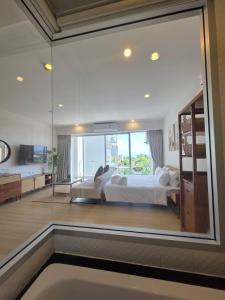 Un dormitorio con una cama y una gran ventana de cristal. en Seaview Residence Karon beach, en Karon Beach 25 fotos más
