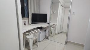 TV a/nebo společenská místnost v ubytování Cantinho Sol&Dan - 1 quarto em apto familiar + 7 fotografií