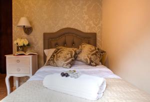 A bed or beds in a room at Hotel Ares Milano