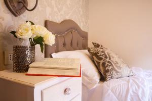 A bed or beds in a room at Hotel Ares Milano