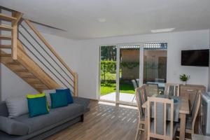 un soggiorno con divano e sala da pranzo di Comfortable, two-story holiday home, summer pool a Jarosławiec