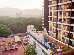 イポーにあるIpoh City Centre Majestic 2 Room Condo near Gerbang Malam by City Home Empireの建物のバルコニーからの眺め