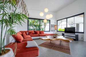 Μια τηλεόραση ή/και κέντρο ψυχαγωγίας στο Prime Canggu Villa with stunning Rice field views