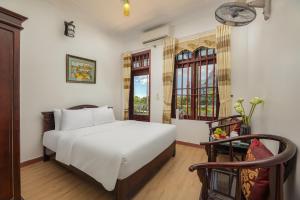 Postel nebo postele na pokoji v ubytování Ninh Binh Railway Venus Hotel