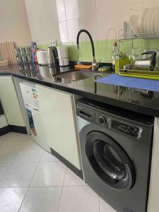 una cocina con lavadora y fregadero en Central - Fast Internet - First Choice, en Tetuán