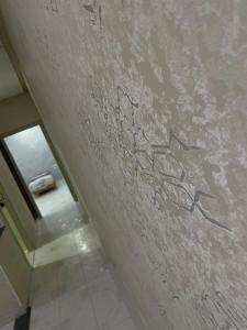 Una pared con grafitis en un pasillo. en Central - Fast Internet - First Choice, en Tetuán