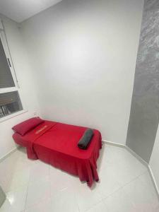 Cama roja en habitación blanca con manta roja en Central - Fast Internet - First Choice, en Tetuán