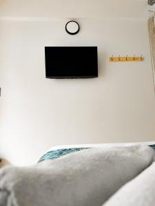 a flat screen tv hanging on a white wall at Habitación con perfecta ubicación, privacidad y comodidad in San Andrés